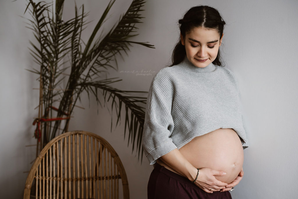 sesja ciążowa brzuszkowa przyszła mama w ciąży ciąża fotografia monika borlin warszawa lifestyle domowa