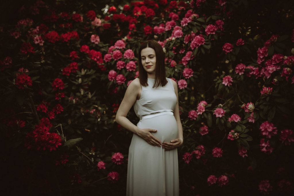 Monika Borlin Photography sesja ciążowa brzuszkowa w ogrodzie plenerze artystyczna klimatyczna 61 1024x684