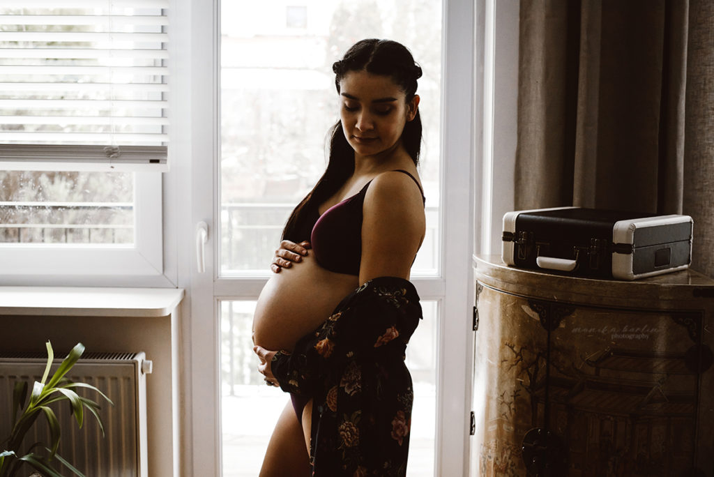 sesja ciążowa brzuszkowa przyszła mama w ciąży ciąża fotografia monika borlin warszawa lifestyle domowa