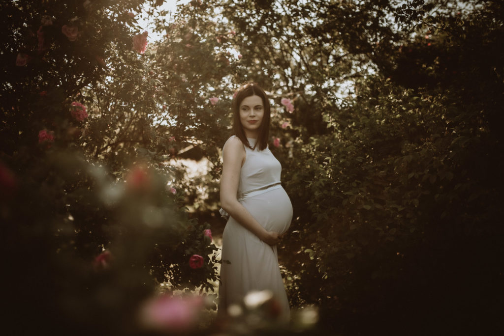 Monika Borlin Photography sesja ciążowa brzuszkowa w ogrodzie plenerze artystyczna klimatyczna (51)