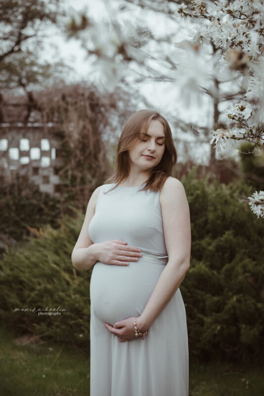 Monika Borlin Photography sesja ciążowa brzuszkowa w ogrodzie plenerze artystyczna klimatyczna warszawa mazowieckie